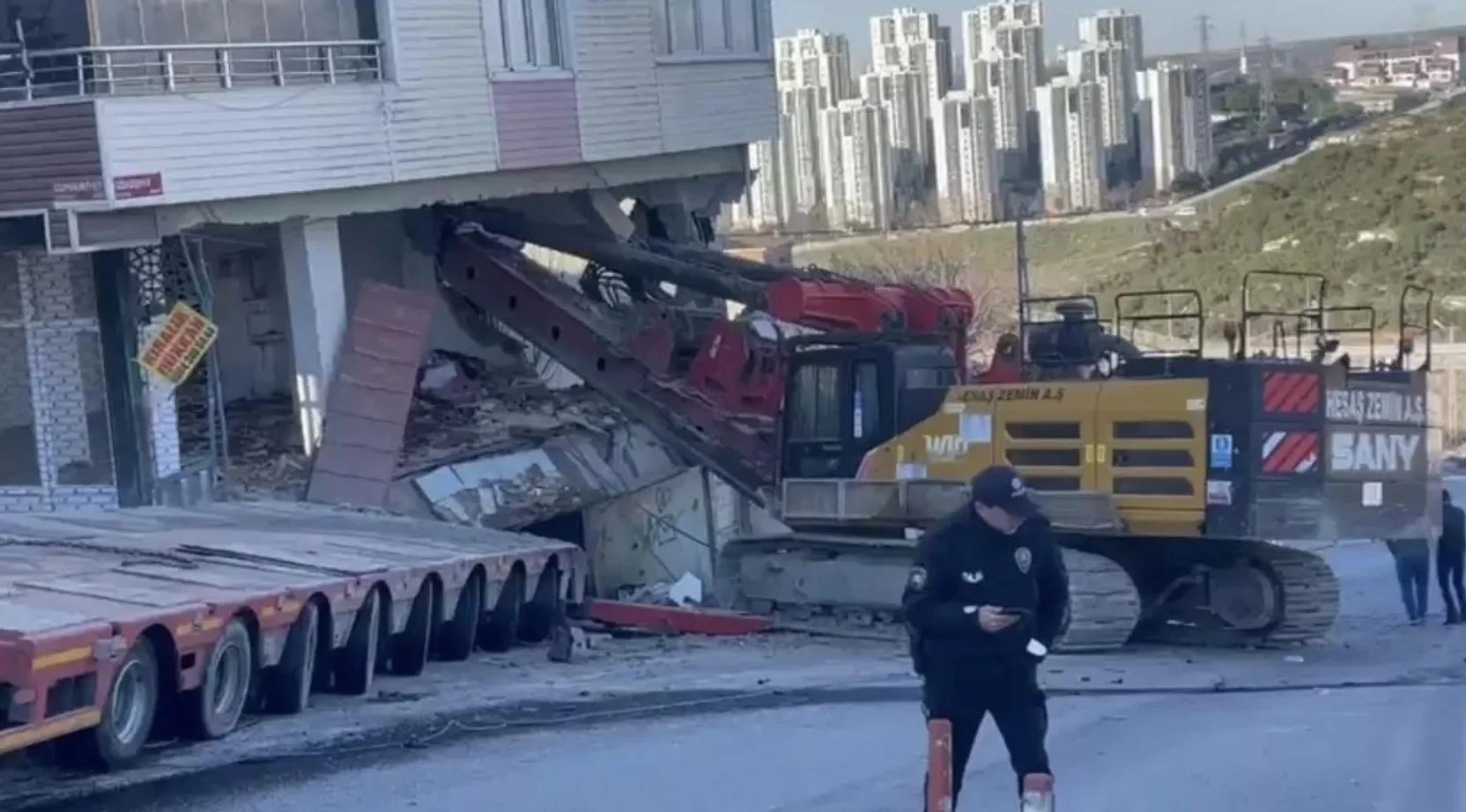 Güvercintepe'de TIR kazası: 5 katlı bina tahliye edildi