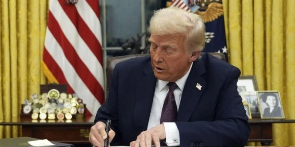 Trump, Rusya'ya yönelik yeni yaptırımları askıya aldı