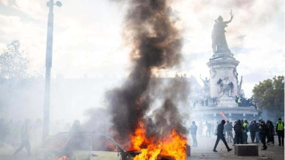 Fransa’da protestolar büyüyor, Lyon’da tarihi bina ateşe verildi