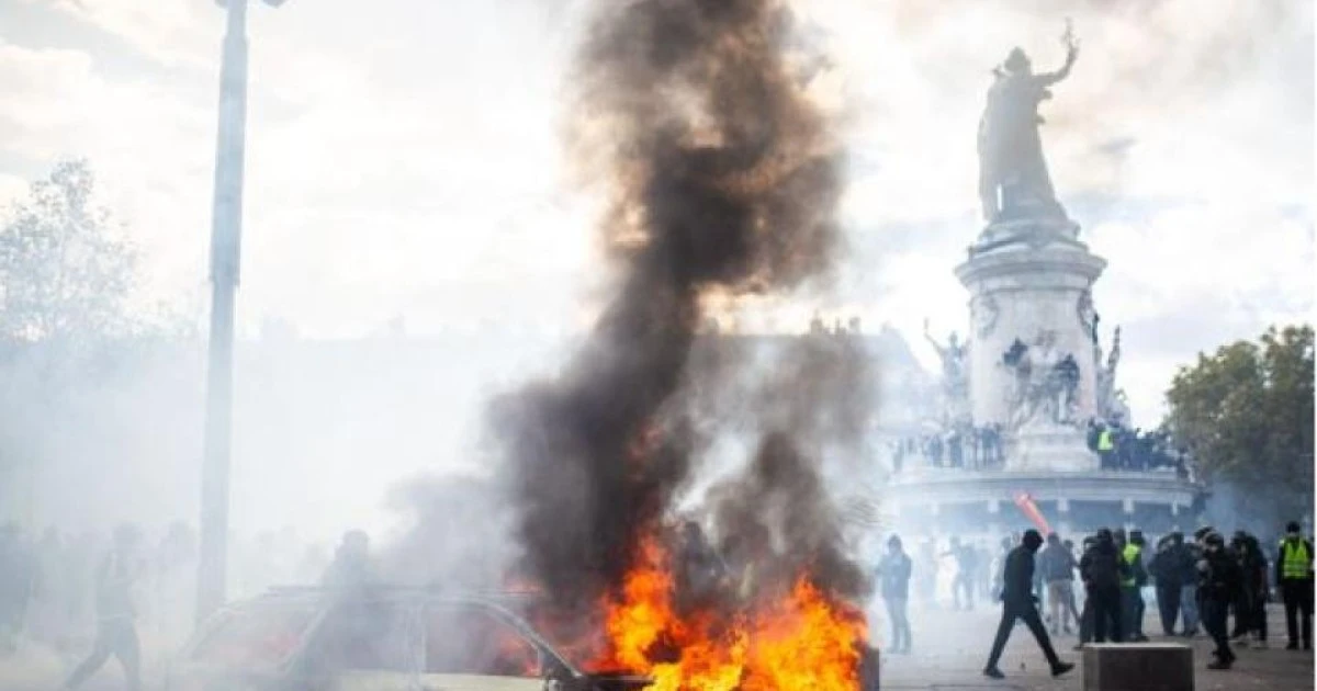 Fransa’da protestolar büyüyor, Lyon’da tarihi bina ateşe verildi
