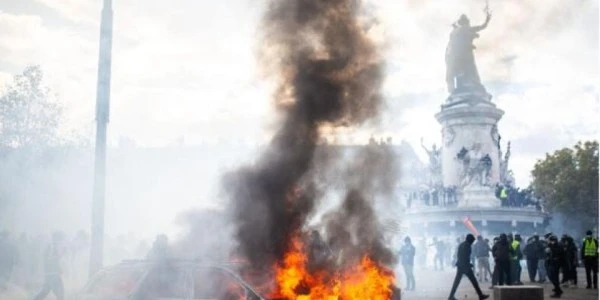 Fransa’da protestolar büyüyor, Lyon’da tarihi bina ateşe verildi